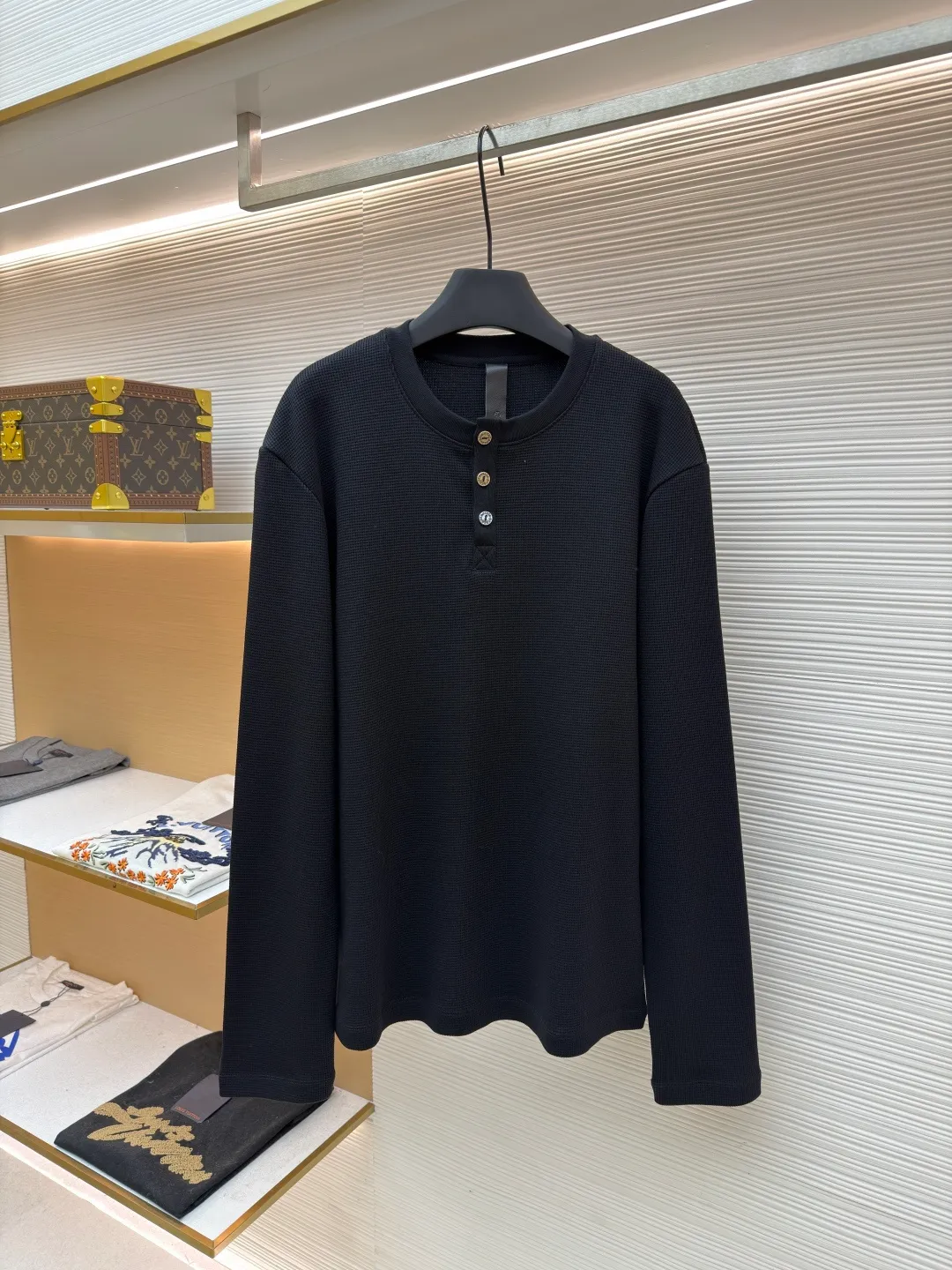 Chrome Hearts waffle embroidered long-sleeved T-shirt ●Item number: 1681979-A75 ●Material: cotton fabric ●Technology: embroidery production ●Color: black ●Version: loose fit ●Weight: about 490 grams ●Size: S-M-L-XL ●Description: The fabric is made of 32-count knitted waffle 100% cotton 460g fabric, matching 1x1 thread, embroidery using Behringer embroidery machine, tatami 10,000-needle embroidery, and the debugging needles are flawless. The collar leather label is made of imported lambskin, and the mold is used for embossing. The collar buttons are custom-made with 925 engraving base plated double-eye buttons, and the specific three labels are washed. The overall wiring is straight and delicate, the fabric is comfortable and soft, and the color is consistent without color difference. It can be matched with the same style to create a fashionable look and control various occasions. Customized accessories, complete with three standards, same style for men and women!
